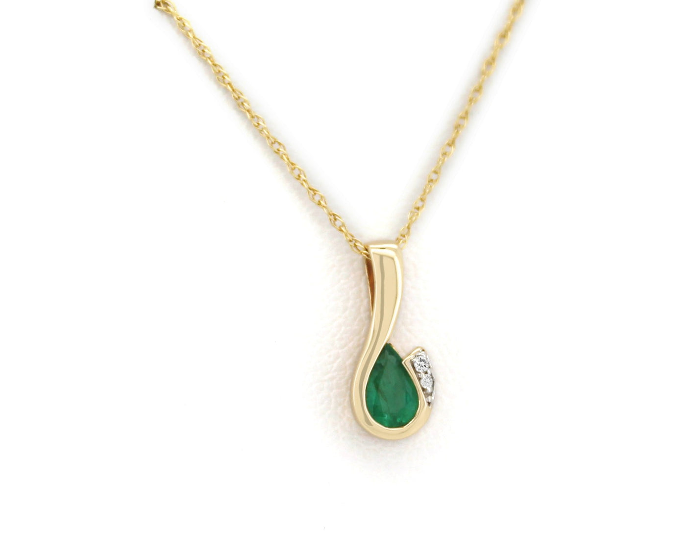 9CT YELLOW GOLD EMERAL AND DIAMOND PENDANT